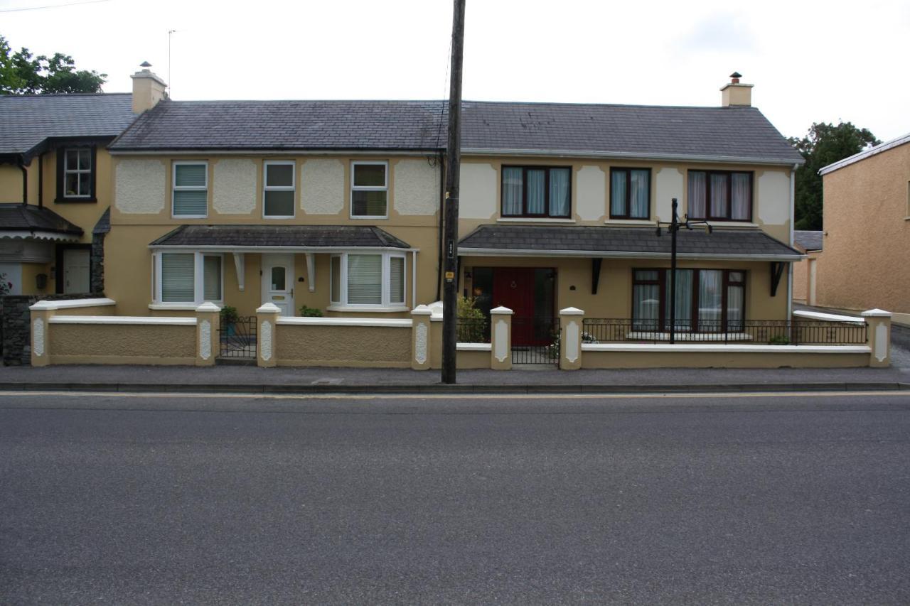 Town Centre Location -Free Private Parking -Luxury 4 Bedroom House All En-Suite With Power Showers -Full Kitchen, 2 Living Rooms - Great Location - Shops And Restaurants 3-Minute Walk -Fast Wi-Fi -Sleeps 9 Guests Killarney Exterior photo