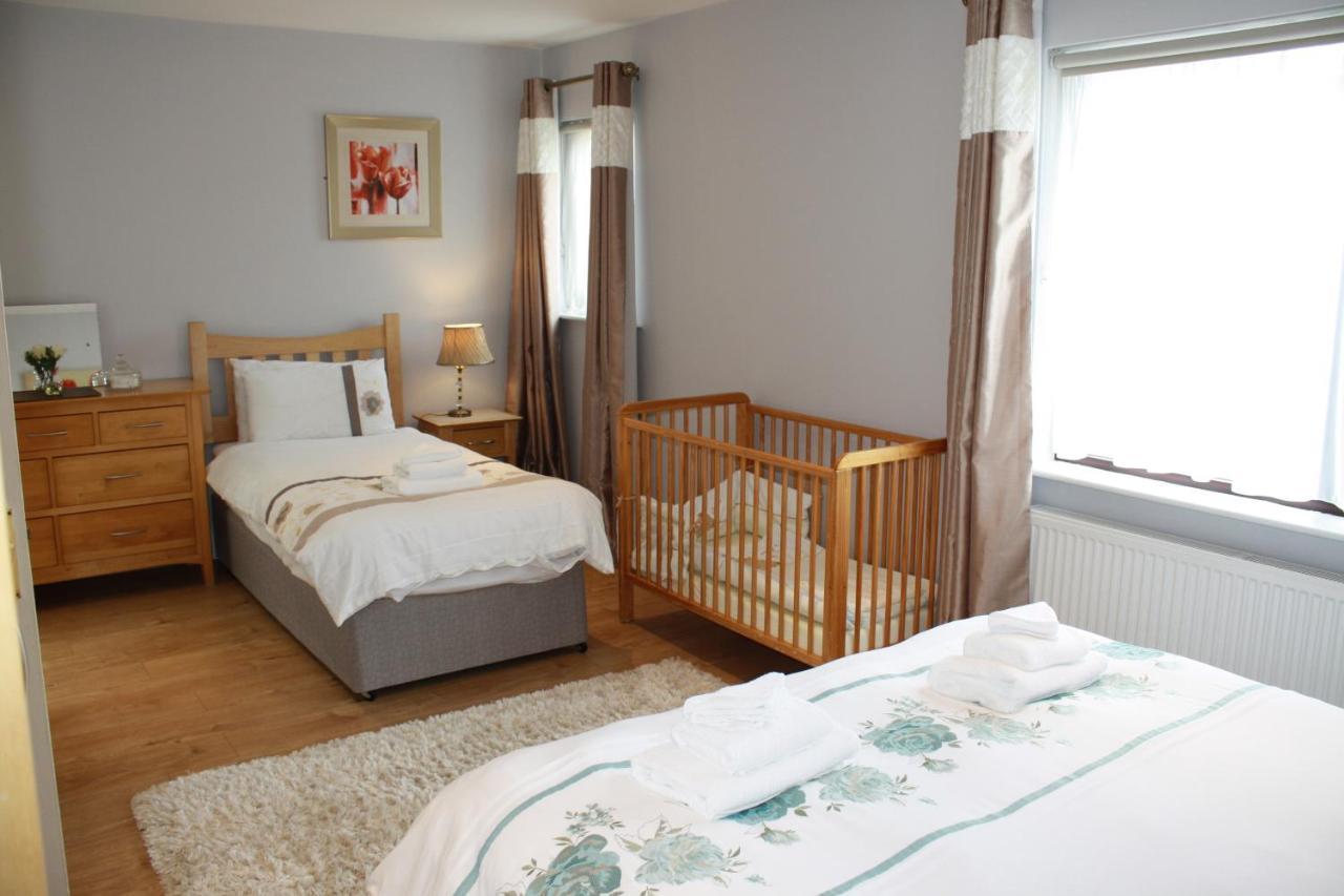 Town Centre Location -Free Private Parking -Luxury 4 Bedroom House All En-Suite With Power Showers -Full Kitchen, 2 Living Rooms - Great Location - Shops And Restaurants 3-Minute Walk -Fast Wi-Fi -Sleeps 9 Guests Killarney Exterior photo
