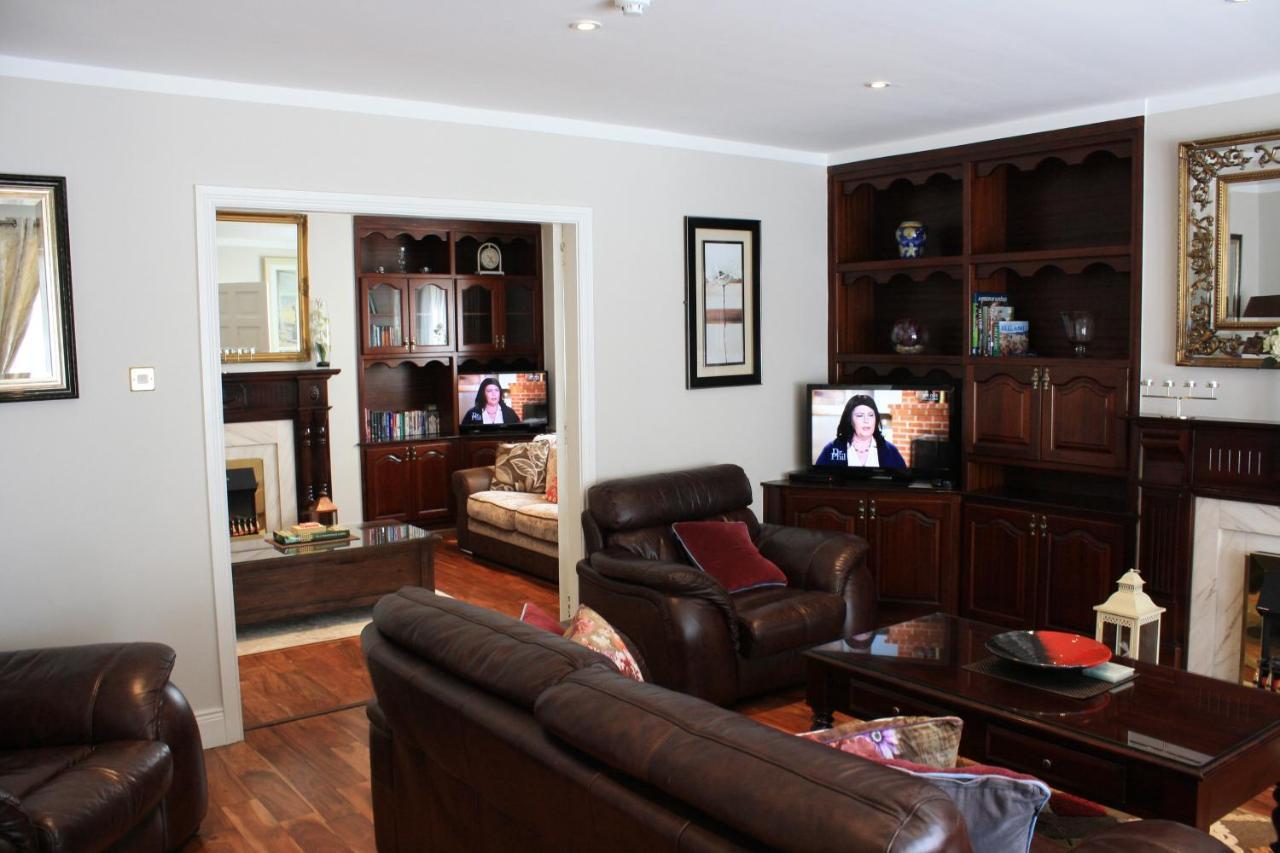Town Centre Location -Free Private Parking -Luxury 4 Bedroom House All En-Suite With Power Showers -Full Kitchen, 2 Living Rooms - Great Location - Shops And Restaurants 3-Minute Walk -Fast Wi-Fi -Sleeps 9 Guests Killarney Exterior photo