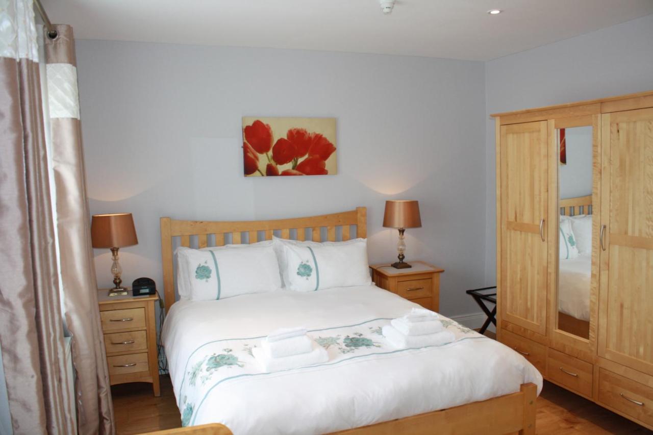 Town Centre Location -Free Private Parking -Luxury 4 Bedroom House All En-Suite With Power Showers -Full Kitchen, 2 Living Rooms - Great Location - Shops And Restaurants 3-Minute Walk -Fast Wi-Fi -Sleeps 9 Guests Killarney Exterior photo