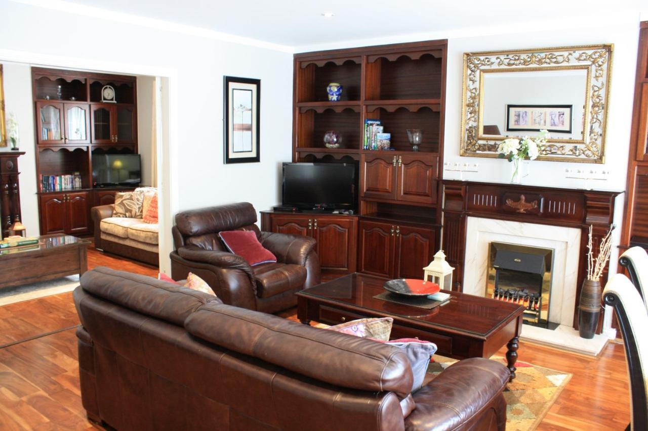 Town Centre Location -Free Private Parking -Luxury 4 Bedroom House All En-Suite With Power Showers -Full Kitchen, 2 Living Rooms - Great Location - Shops And Restaurants 3-Minute Walk -Fast Wi-Fi -Sleeps 9 Guests Killarney Exterior photo